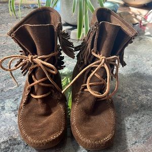 Minnetonka Fringe Boot size 6.5